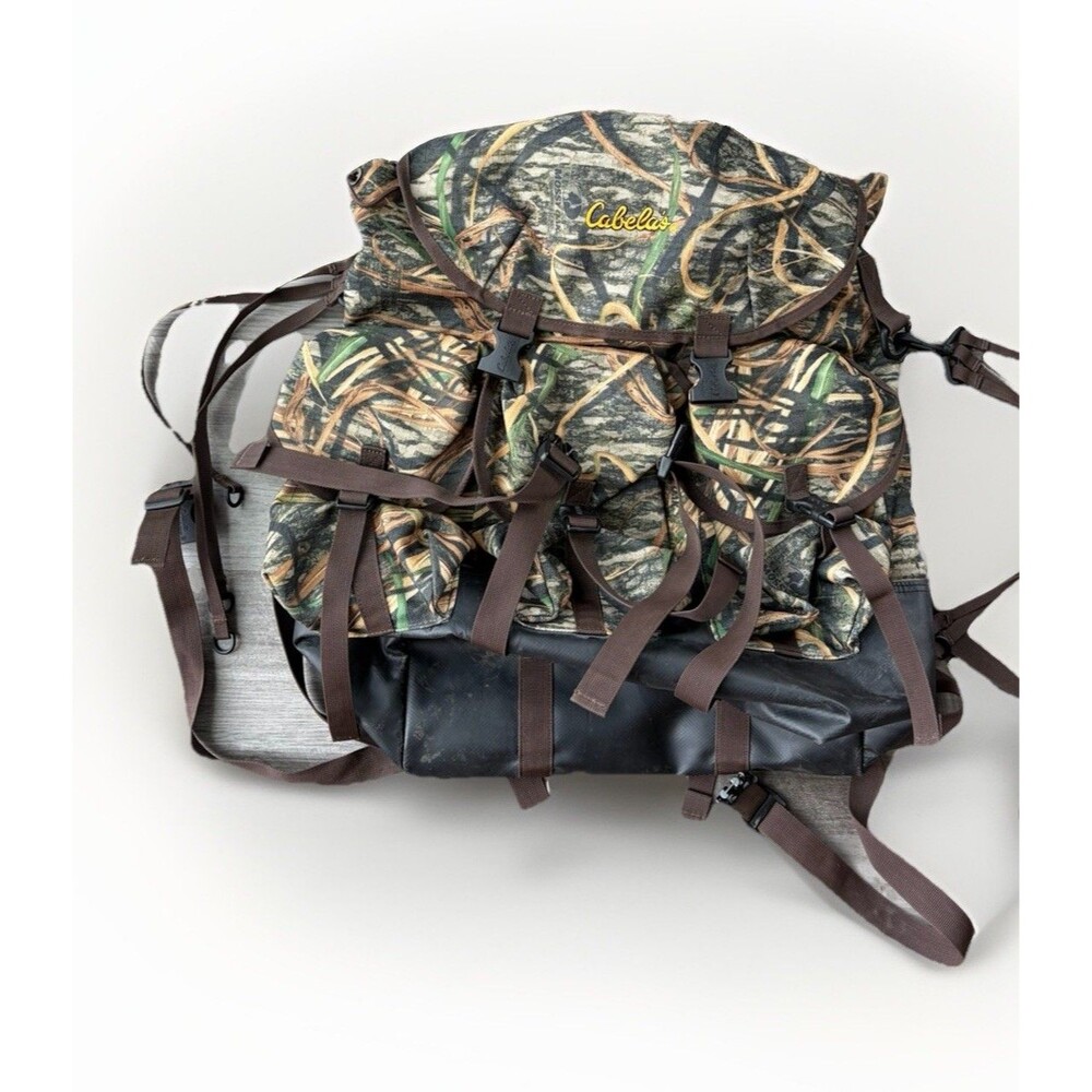 Cabela's Camo Hunting Backpack Rucksack Waterproof Bottom Marsh Daypack Large